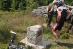 Nový památník v Jizerských horách jako poděkování lesníkům, k památníku dorazil první cyklista