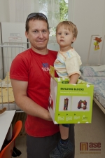 Předání daru Nadačního fondu Kapka naděje v nemocnici ve Vysokém nad Jizerou