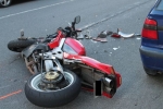 Nehoda motocyklu Honda a Škody Felicia v ulici Pražská v Jablonci nad Nisou