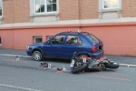 Nehoda motocyklu Honda a Škody Felicia v ulici Pražská v Jablonci nad Nisou