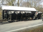 Nehoda polského kamionu, který se převrátil v zatáčce v obci Grabštejn