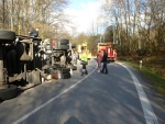 Nehoda polského kamionu, který se převrátil v zatáčce v obci Grabštejn