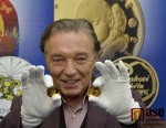 Jablonecká Česká mincovna ve čtvrtek 14. listopadu vyrazila první zlaté uncové medaile s portrétem zpěváka Karla Gotta. Populární zlatý slavík osobně přihlížel slavnostnímu aktu, a dokonce také sám přiložil ruku k dílu. 