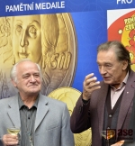 Jablonecká Česká mincovna ve čtvrtek 14. listopadu vyrazila první zlaté uncové medaile s portrétem zpěváka Karla Gotta. Populární zlatý slavík osobně přihlížel slavnostnímu aktu, a dokonce také sám přiložil ruku k dílu. 