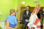 Fotbalisté FK Baumit Jablonec s Mikulášem a jeho družinou navštívili děti v jablonecké nemocnici