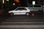 Peugeot 106, jehož řidič se střetl s chodkyní v centru Jablonce nad Nisou