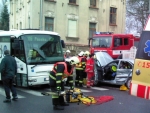 Nehoda autobusu s osobním autem Škoda Octavia v Rýnovické ulici v Jablonci nad Nisou