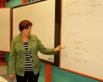 Lektorka Karla Surá seznamuje pedagogy s interaktivními metodami výuky