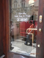 Poškozené dveře radnice v Jablonci nad Nisou