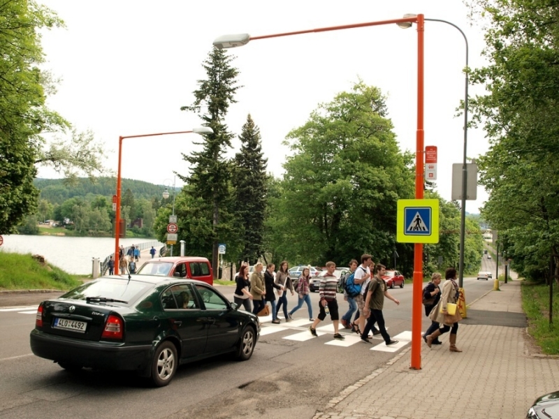 Frekventovaný přechod v ulici U Přehrady<br />Autor: Archív Nadace ČEZ