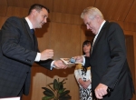 Prezident Miloš Zeman dostává dar od hejtmana Martina Půty