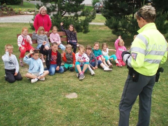 Policisté se zdravotníky navštívili základní školu v Koberovech<br />Autor: Archív Policie ČR