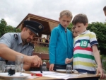 Policisté se zdravotníky navštívili základní školu v Koberovech