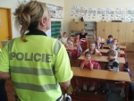 Za žáky první třídy ZŠ v Jablonci nad Nisou - Vrkoslavicích přijely policistky z jabloneckého Dopravního inspektorátu