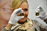 Helena Vondráčková při ražbě vlastní mince v jablonecké mincovně