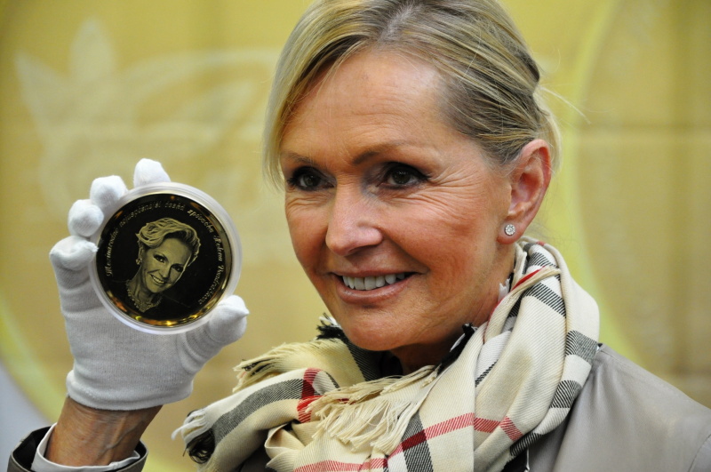 Helena Vondráčková při ražbě vlastní mince v jablonecké mincovně<br />Autor: Karel Nováček