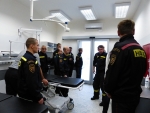 Hasiči se seznamují s heliportem v areálu Krajské nemocnice Liberec