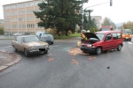 Nehoda tří vozidel na jablonecké křižovatce ulic Palackého a Riegrova