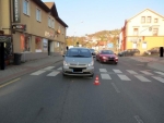 Nehoda osobního auta a dvou chodců v Krkonošské ulici v Tanvaldě
