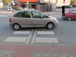 Nehoda osobního auta a dvou chodců v Krkonošské ulici v Tanvaldě