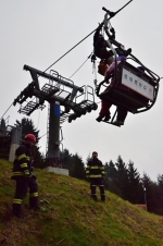 Cvičení krajských hasičů na lanové dráze Pláně směrem ke Světlé pod Ještědem