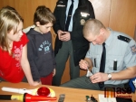 Děti ze ZŠ v Janově nad Nisou si vyzkoušely policejní práci.