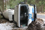 Mezi Držkovem a Zásadou havaroval řidič s nákladním vozidlem naloženým směsí betonu