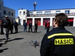 Zástupci Technické univerzity v Liberci hasičům dva modely bezpilotních letounů