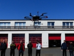 Zástupci Technické univerzity v Liberci hasičům dva modely bezpilotních letounů