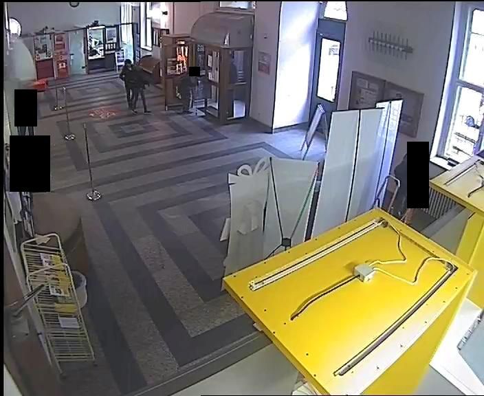 Snímky z kamerového záznamu v budově hlavní pošty v Jablonci nad Nisou<br />Autor: Archiv Policie ČR