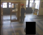Snímky z kamerového záznamu v budově hlavní pošty v Jablonci nad Nisou