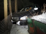 Nehoda v Tanvaldě - Českém Šumburku, kde sjel řidič s autem z prudkého svahu