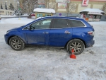 Poškozený zaparkovaný vůz poblíž lékárny na parkovišti v ulici U Kostela v Jablonci nad Nisou