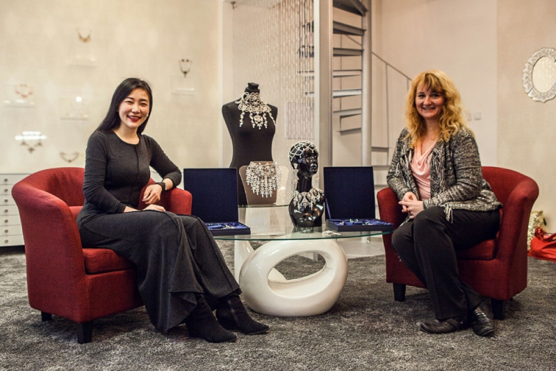 Luo Wen a Olga Kopalová v showroom Jablonec 2016<br />Autor: Archiv ŠENÝR Bijoux, Bossy studio