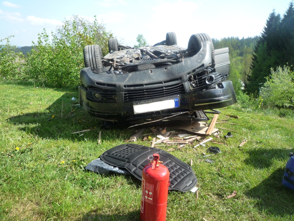 Nehoda ve Velkých Hamrech, při které auto spadlo z podezdívky garážového stání<br />Autor: HZS Libereckého kraje, stanice Tanvald