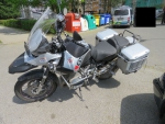 Střet Škody Felicie a motorky BMW na křižovatce v Desné