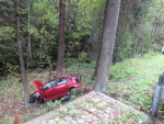 Mezi Železným Brodem a Loužnicí narazila řidička se svým autem do stromu