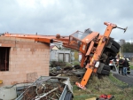Při skládání materiálu spadlo rameno autojeřábu v Minkovicích u Liberce na rozestavěný dům