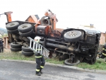 Při skládání materiálu spadlo rameno autojeřábu v Minkovicích u Liberce na rozestavěný dům