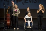 Akce Společně nejen na jevišti, na které vystoupily handicapované děti se zpěvačkou Evou Pilarovou