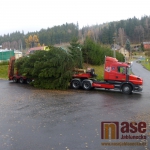 Přeprava a instalace vánočního stromu na parkoviště v centru Tanvaldu