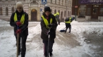 Tým VPP odklízí sníh v jablonecké Podhorské ulici