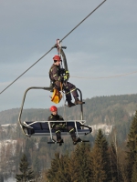 Výcvik jabloneckých hasičských lezců v lyžařském areálu Tanvaldský Špičák
