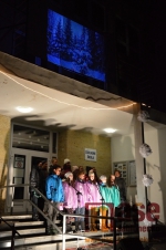 Předvánoční zpívání na schodech tanvaldské školy