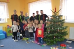 Hasiči z SDH Maršovice rozdávali o Vánocích dětem radost ve školce, v nemocnici i v dětském domově