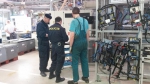 Policejní kontrola firmy na zpracování plastů a výroby autodílů na Jablonecku