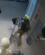 Muž podezřelý z krádeže prádla a kabelek v jablonecké prodejně