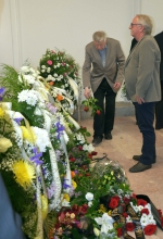 Poslední rozloučení s Antonínem Langhamerem ve smuteční síni jabloneckého hřbitova