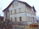 Jílové u Držkova - opravený památník a budova bývalé školy