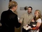 Starosta města Desné Marek Pieter předává dárek rodičům prvního narozeného miminka Desné roku 2011.